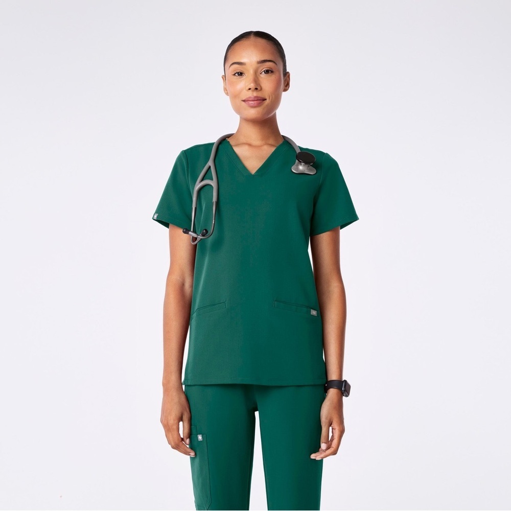 Figs Women’s Casma Three Pocket V-Neck Scrub Top -Hunter Green - sz x-small